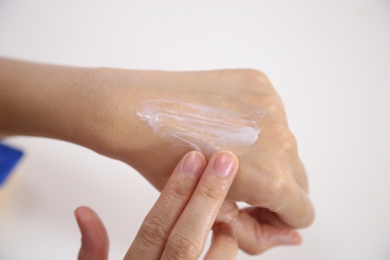 Female Daily Editorial Review For Skin S Sake Weightless Sunscreen