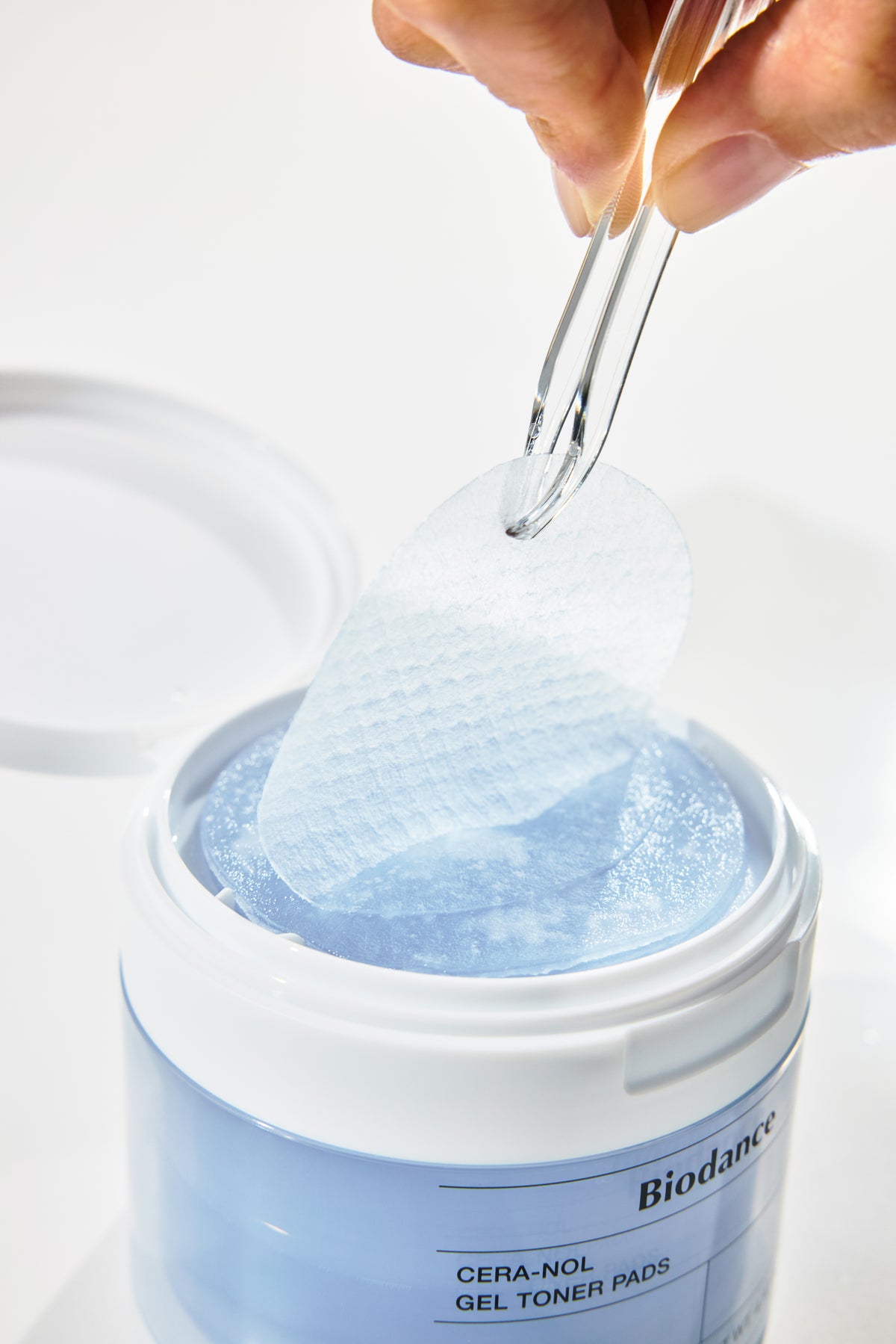 Biodance Blue Toner Pads dalam jar biru transparan dengan pads bertekstur lembut untuk kulit kering.