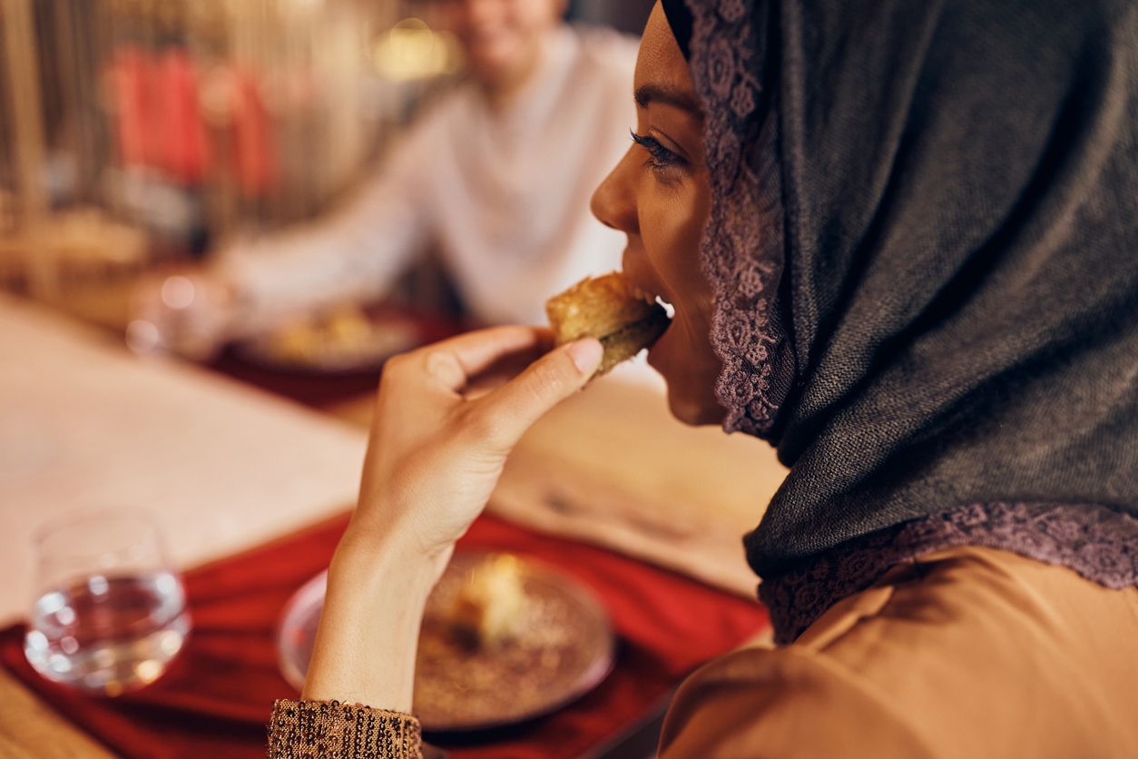 Tips Jaga Pola Makan Saat Lebaran, Tetap Makan Enak Tanpa Takut Berat Naik!