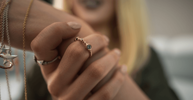 Inspirasi Tren Stacking Jewelry yang Dapat Kamu Tiru!