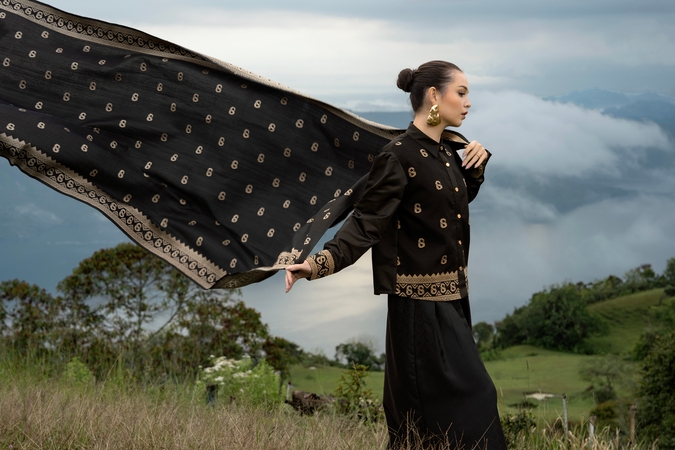 Intip Songket Collection Kolaborasi Buttonscarves x Sarinah