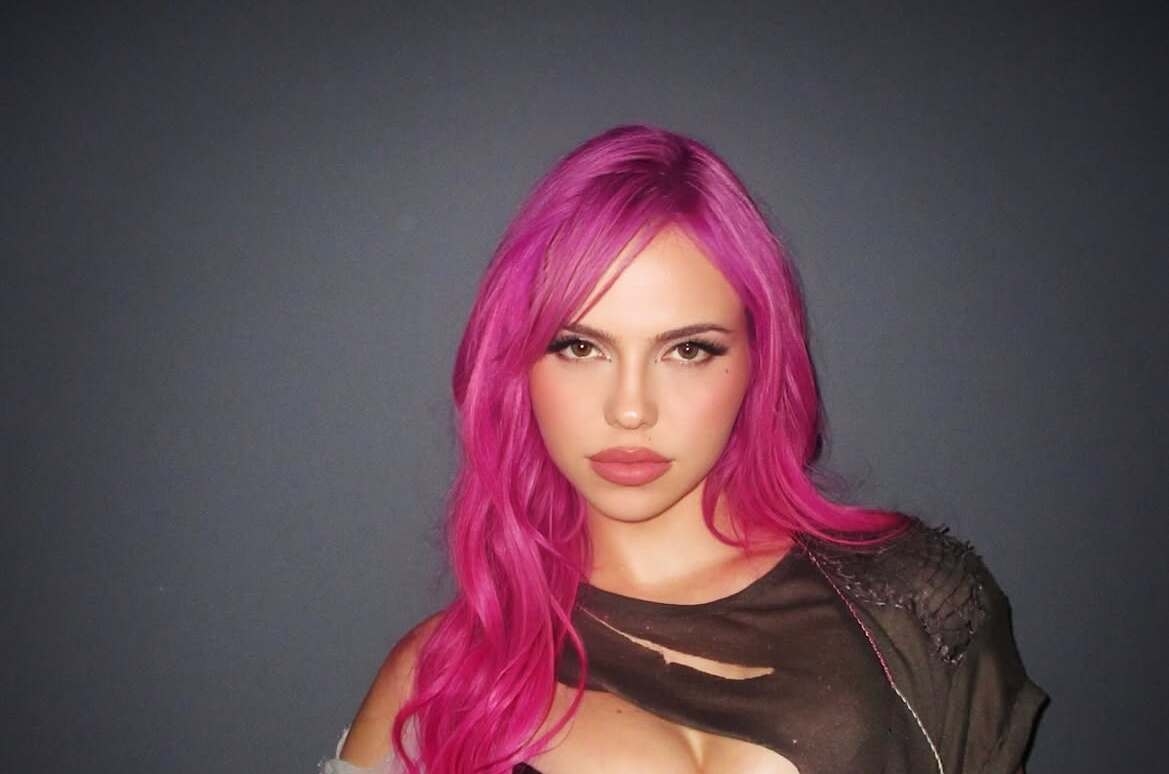 Siapa Adéla? Kenalan dengan Pop Star Baru di Balik Lagu Hits "Ain't In LA"
