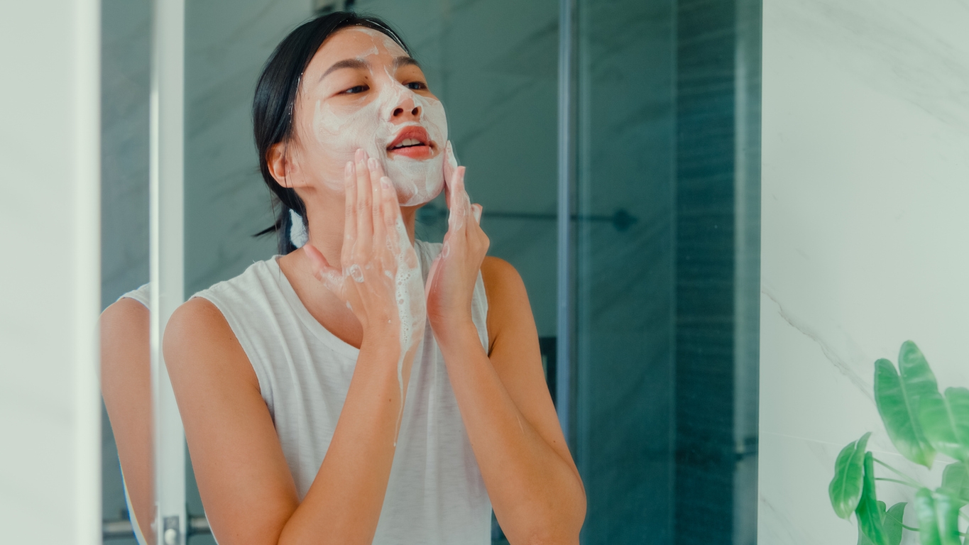 Jangan Cuma Andalkan Facial Wash, Ini Alasan Double Cleansing Wajib Dicoba