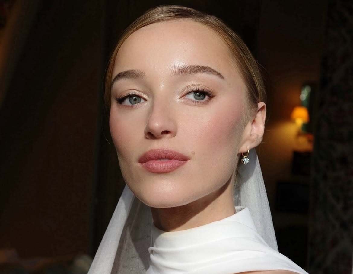 Intip Look Makeup Classic & Timeless Phoebe Dynevor di Hari Pernikahannya