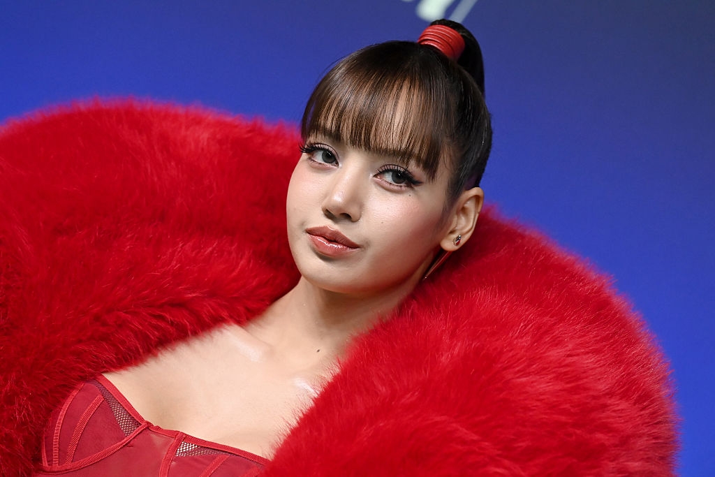 Lisa Tampil All-Red di Red Carpet VMAs 2026, Intip Look-nya yang Stunning