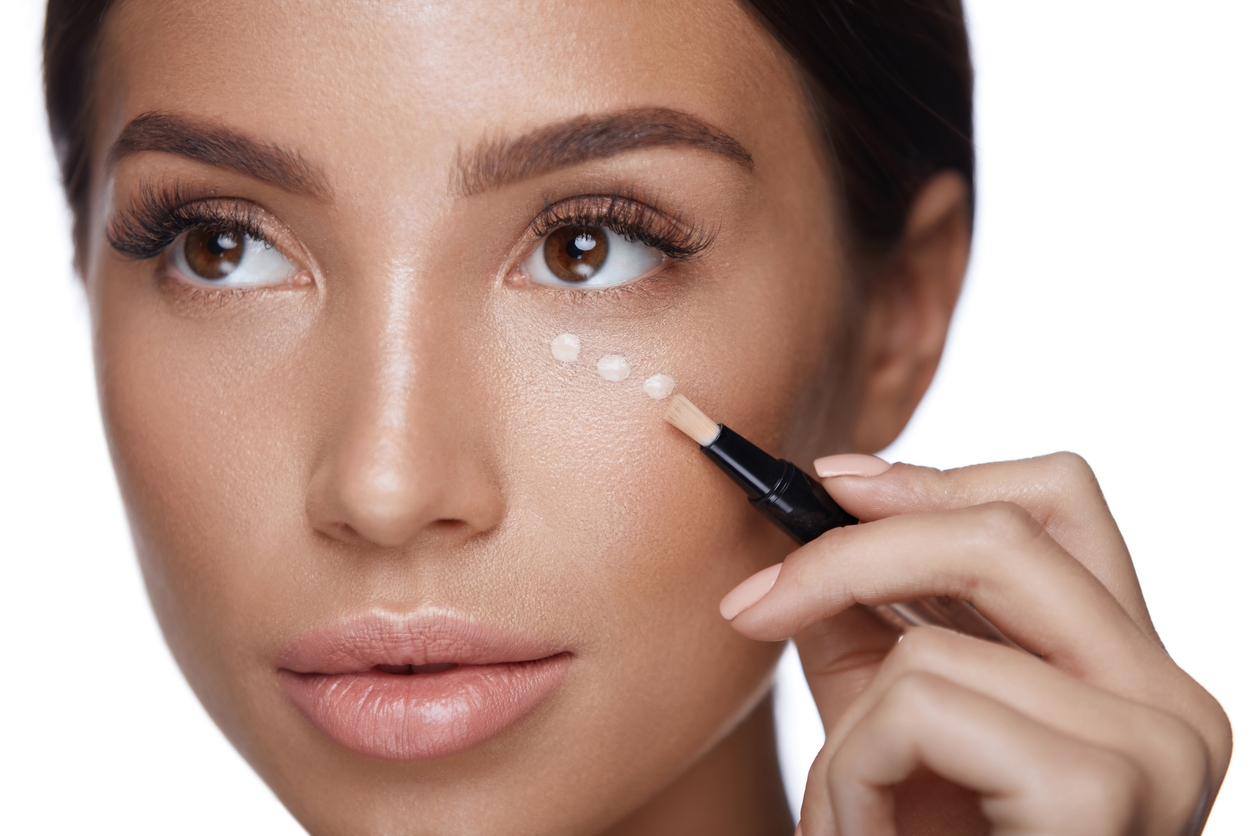 Makeup Bawah Mata Kamu Sering Crack? Ini Cara Bikin Concealer Tetap Smooth