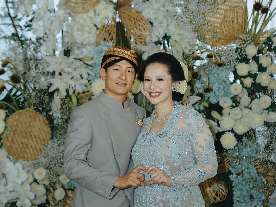 Tampil Ayu dalam Balutan Kebaya, Lirik Detail Kebaya Athina saat Prosesi Mitoni!