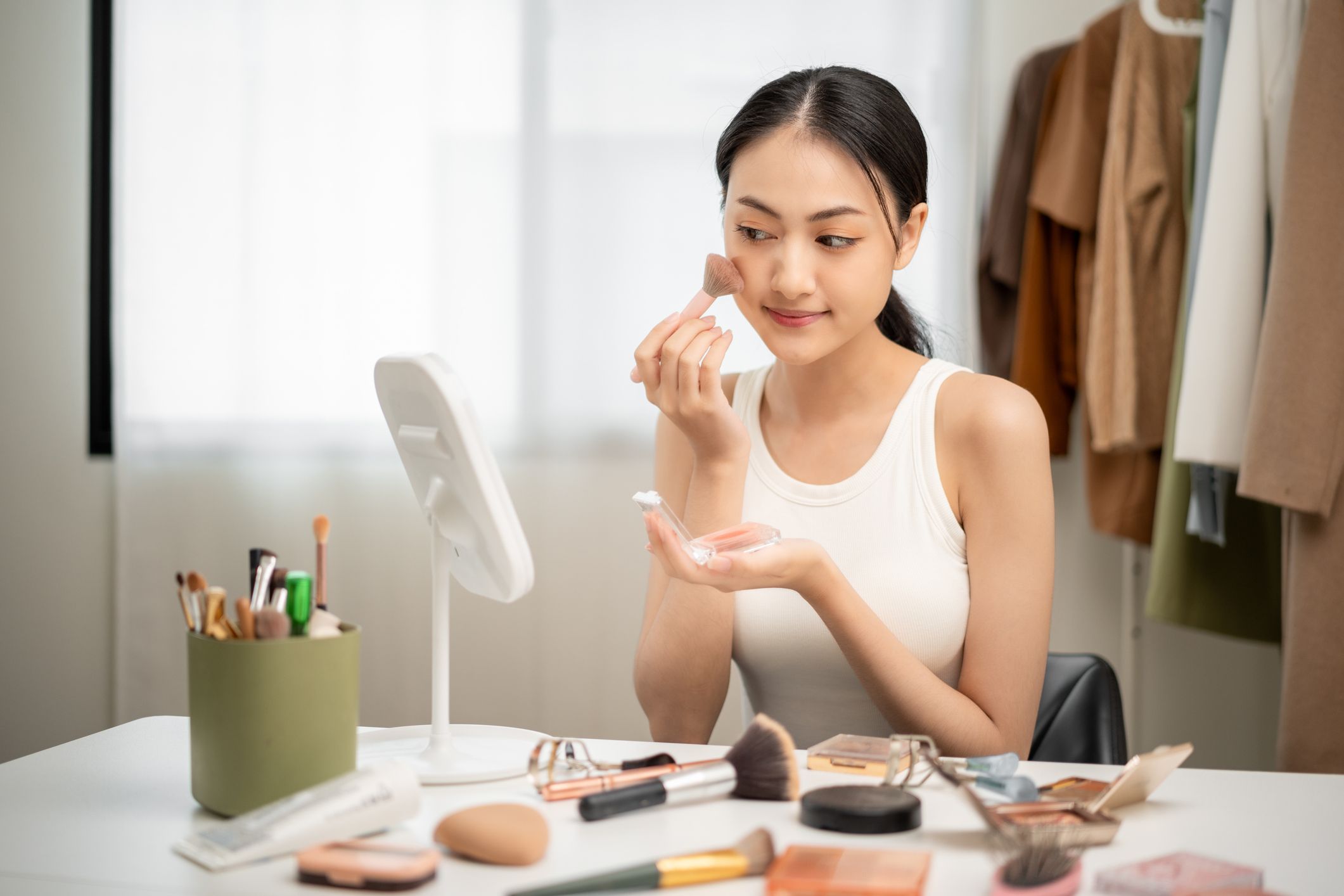 3 Tips Makeup Awet di Cuaca Panas, Anti Luntur dan Longsor Seharian