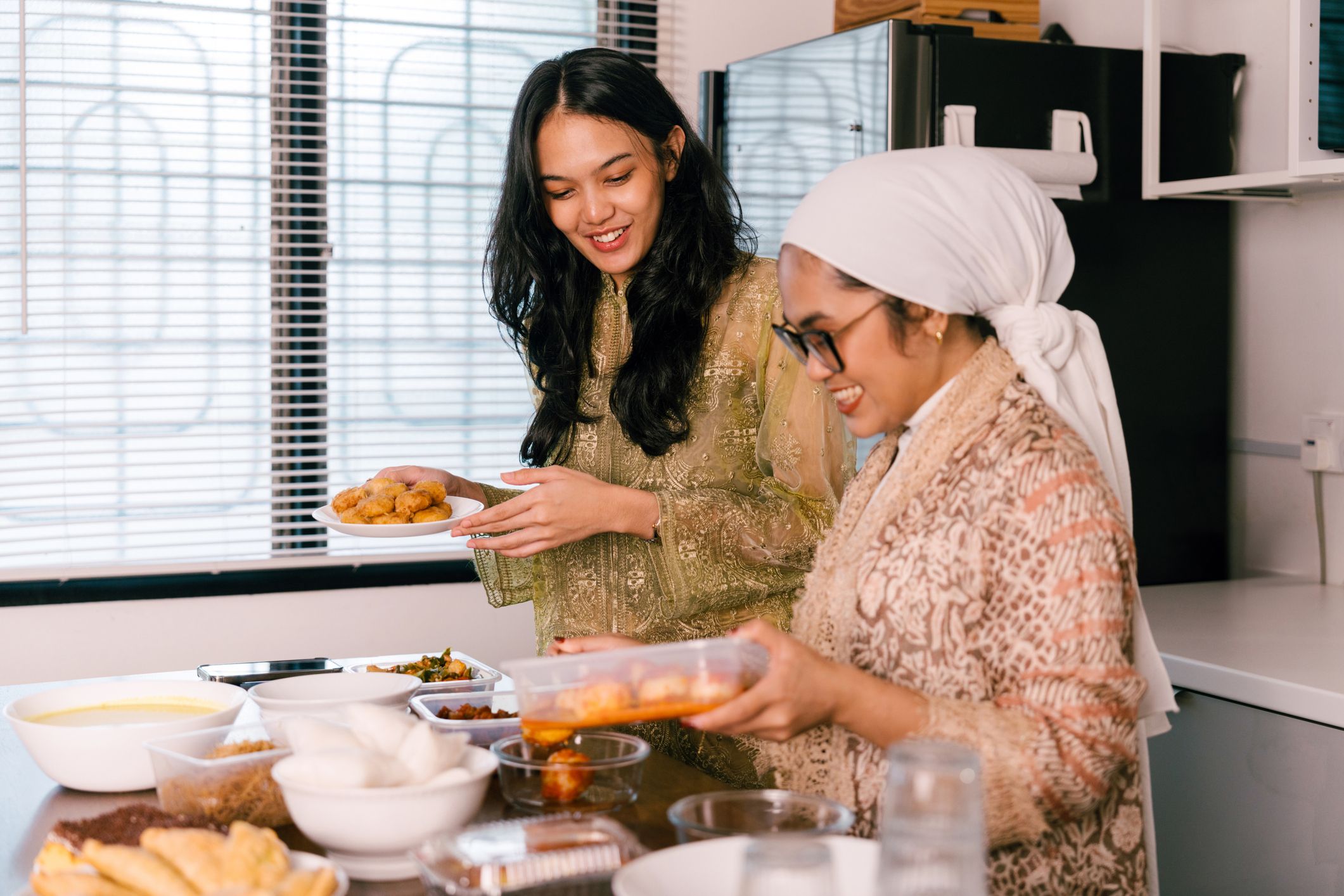 Cegah Kolesterol Naik saat Lebaran dengan Mindful Eating yang Tetap Realistis