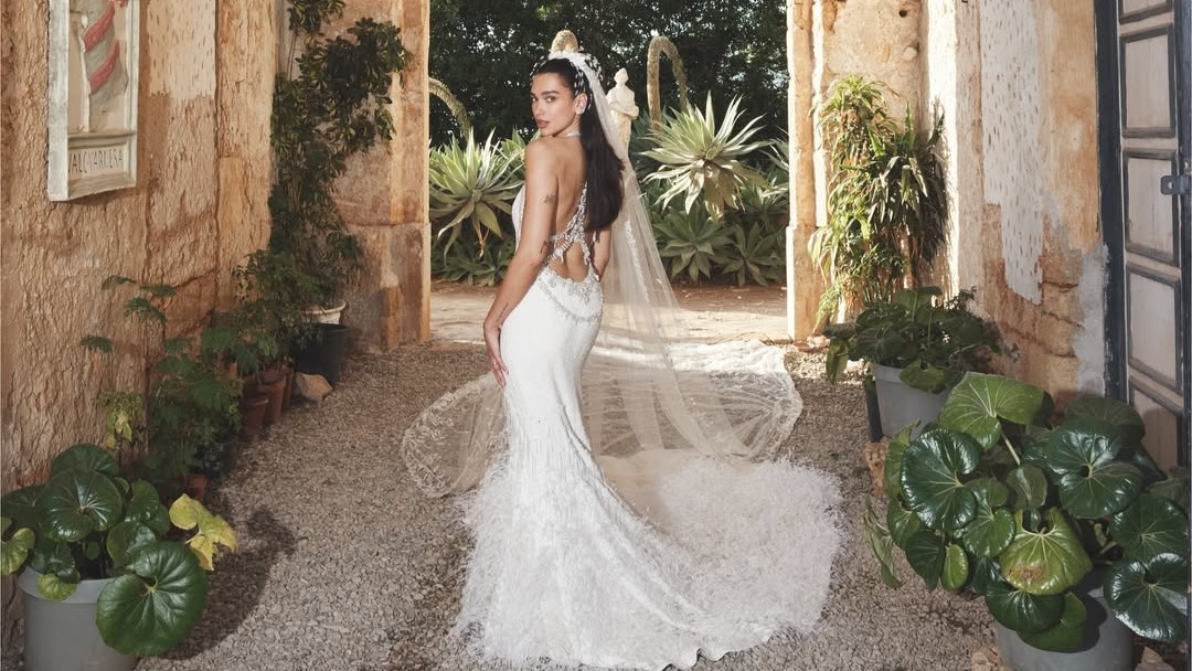 Bridal Look Dua Lipa Buktikan Pengantin Modern Bisa Mengutamakan Personal Style!