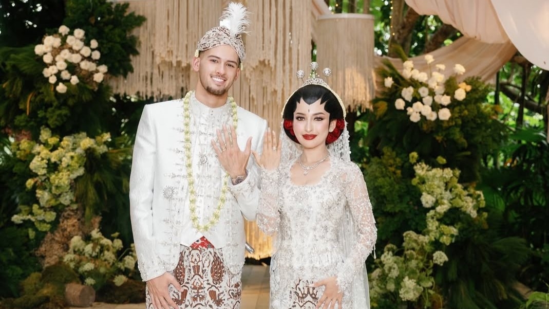 Tampil Serasi, Intip Penampilan Justin Hubner dan Jennifer Coppen ketika Menikah!