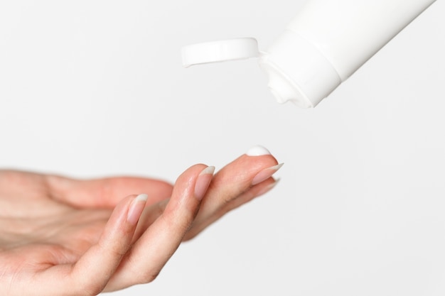 Mengaplikasikan moisturizer setelah exfoliating serum