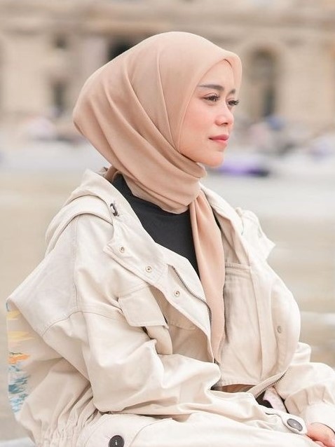 Style hijab Lesti Kejora 8