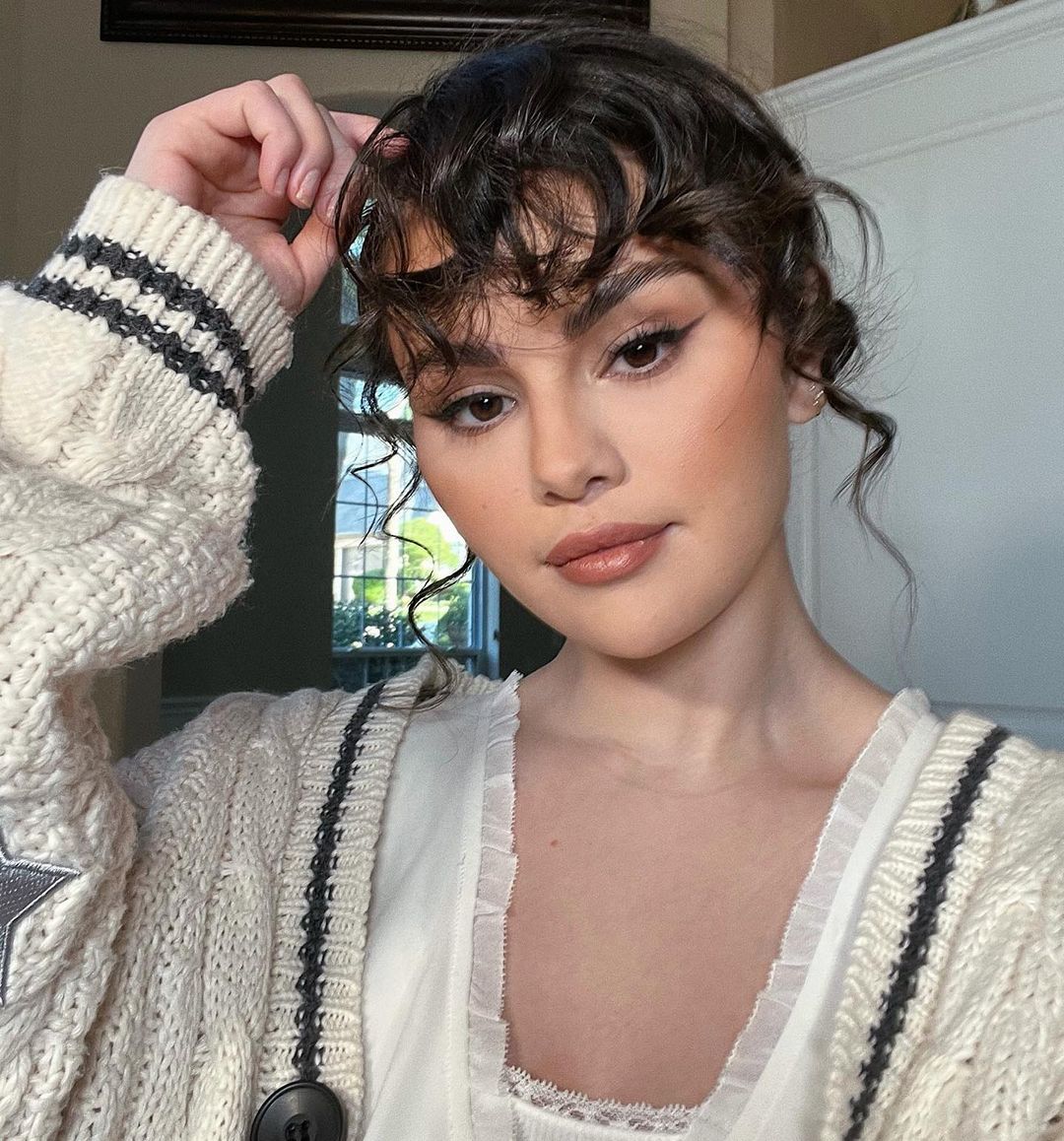 Selena Gomez tampil ala Taylor Swift Folklore era