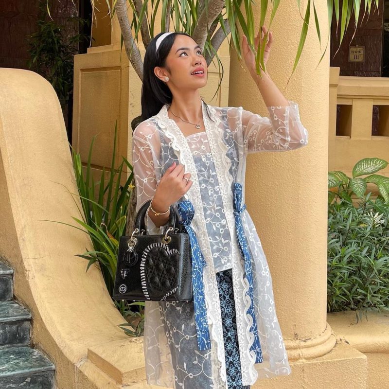 Female Daily Editorial Inspirasi Outfit Hari Kartini Dari Gaya Rania Yamin Yang Unik