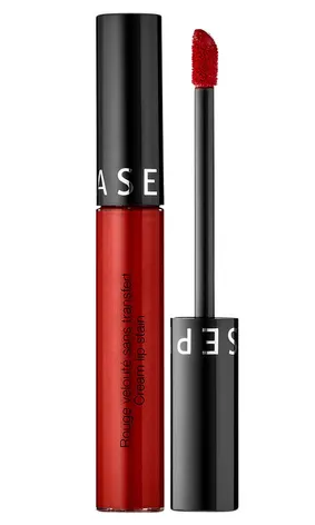 Jessica Mila mengenakan lipstik merah