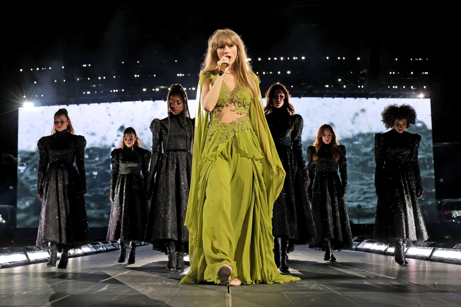 Female Daily Editorial Intip Outfit Apa Saja Yang Digunakan Taylor Swift Selama The Eras Tour