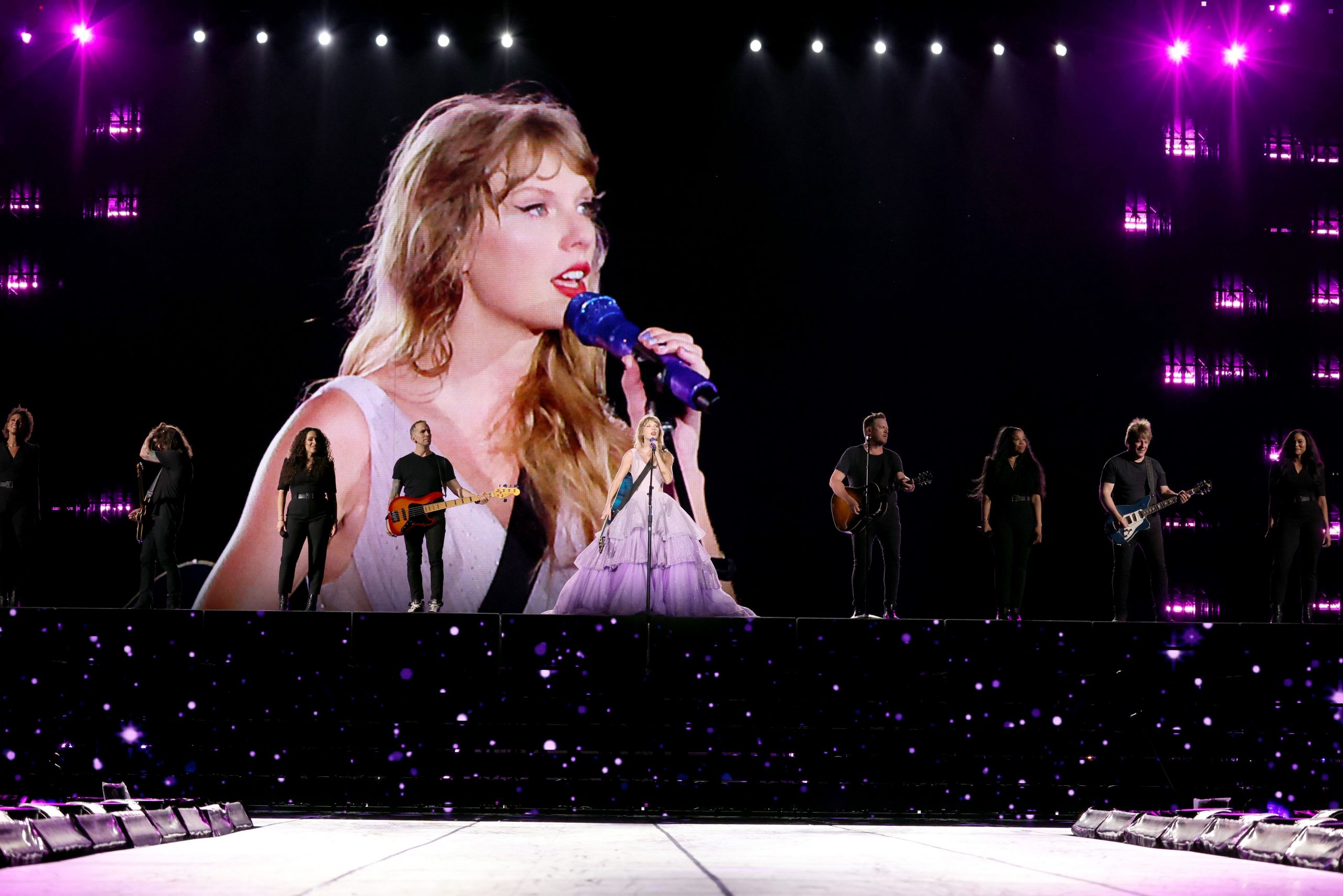 Female Daily Editorial Intip Produk Makeup Taylor Swift Selama The Eras Tour Yang Anti Longsor