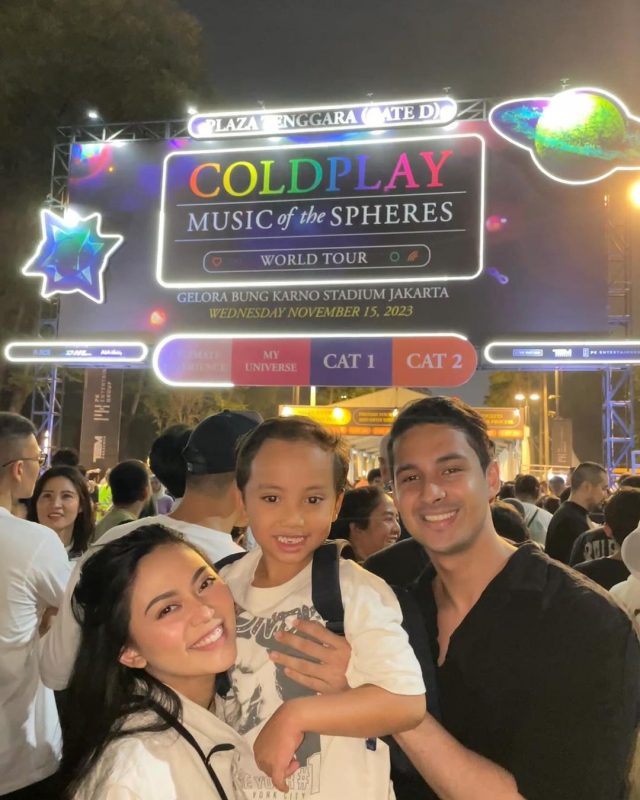 Rachel Vennya di konser Coldplay