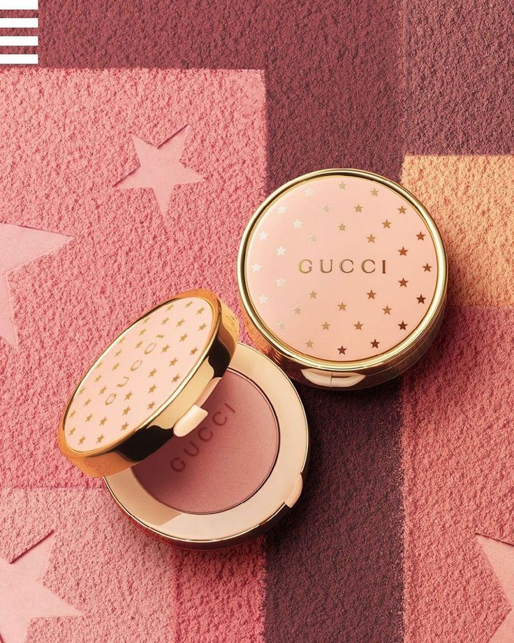 Gucci Beauty blush dalam kemasan enamel pastel dengan aksen gold.