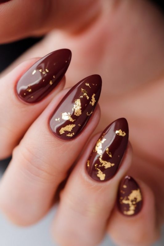 Nail Art Chinese New Year-Red nails with gold flakes