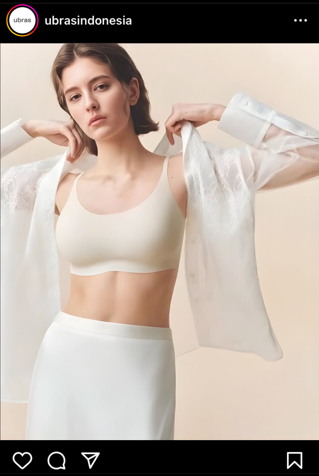 U-Bra seamless bra tanpa kawat dengan back panel halus dan tampilan clean warna beige