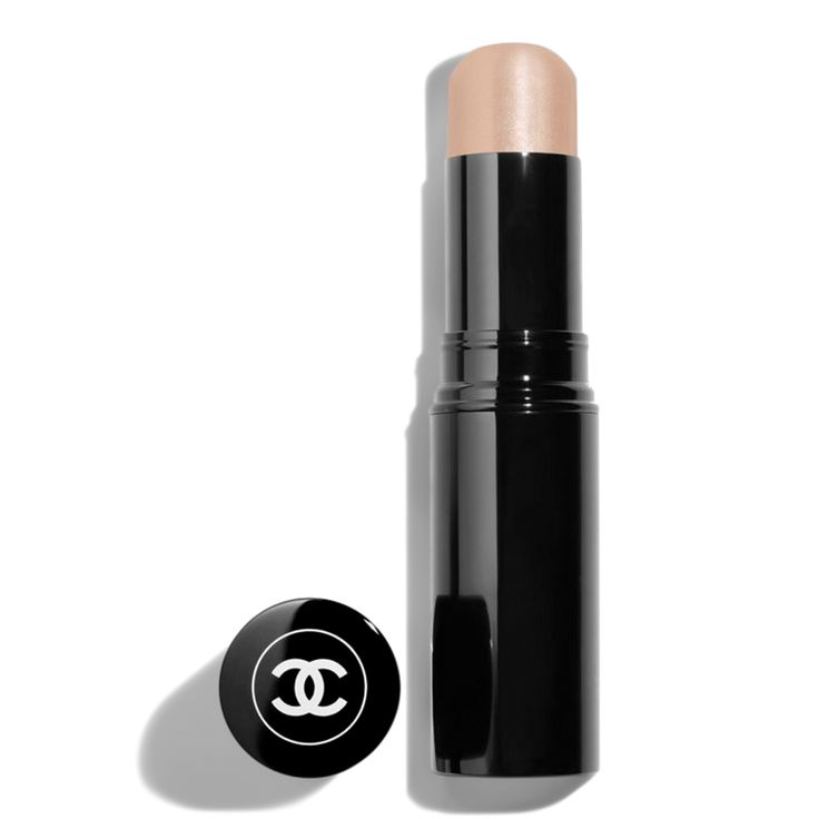 Chanel glow stick dengan finish dewy.