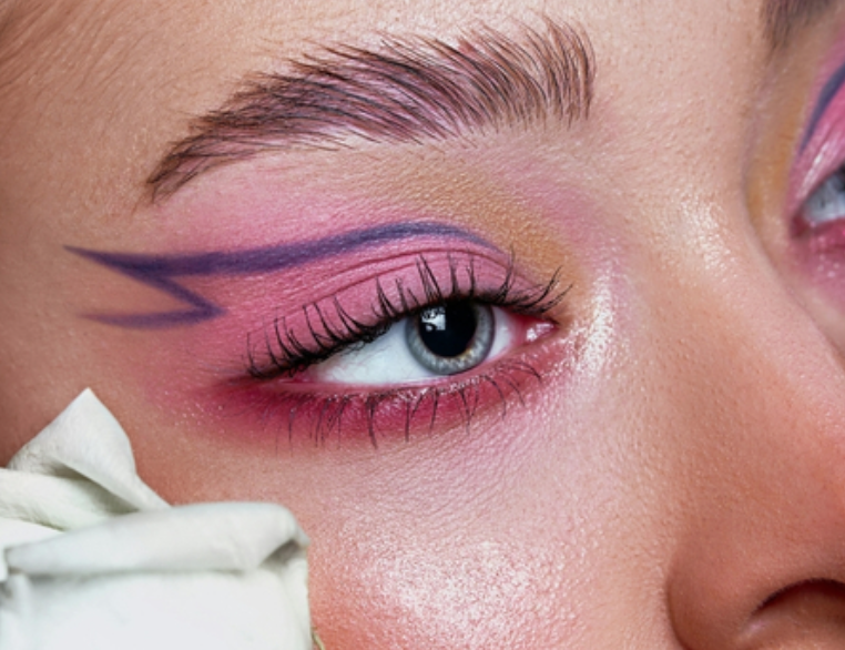 Graphic eyeliner makeup trend 2026