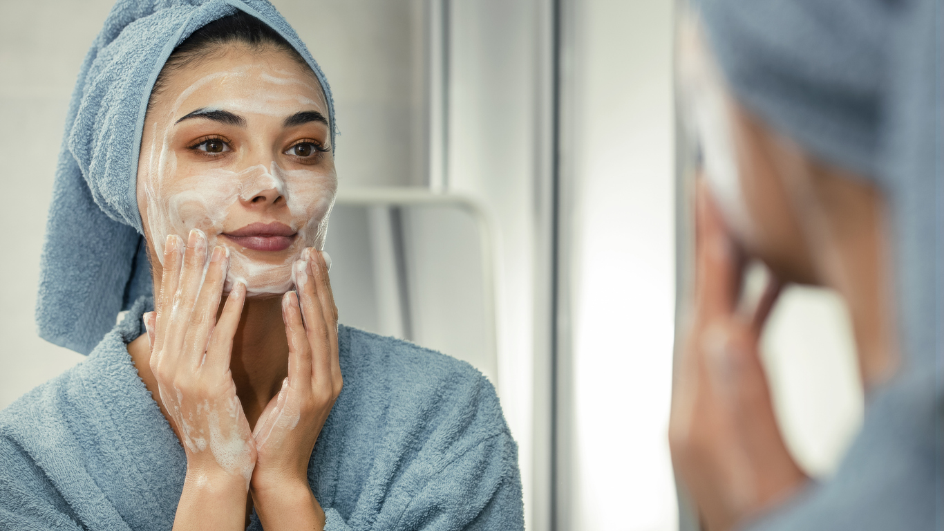 Wajah Terkena Abu Vulkanik? Ini 4 Rekomendasi Facial Wash yang Bisa Kamu Pakai!