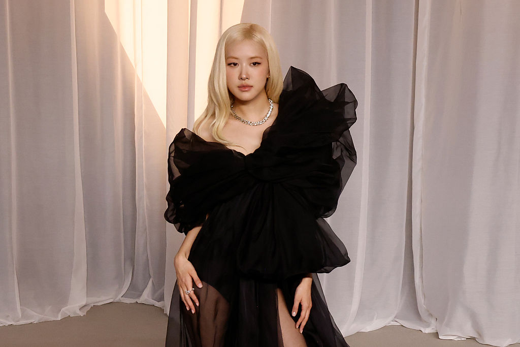 Curi Perhatian! Look Rosé di Academy Museum Gala 2026, Makeup Minimalis dan Gaun Sheer Saint Laurent yang Memikat