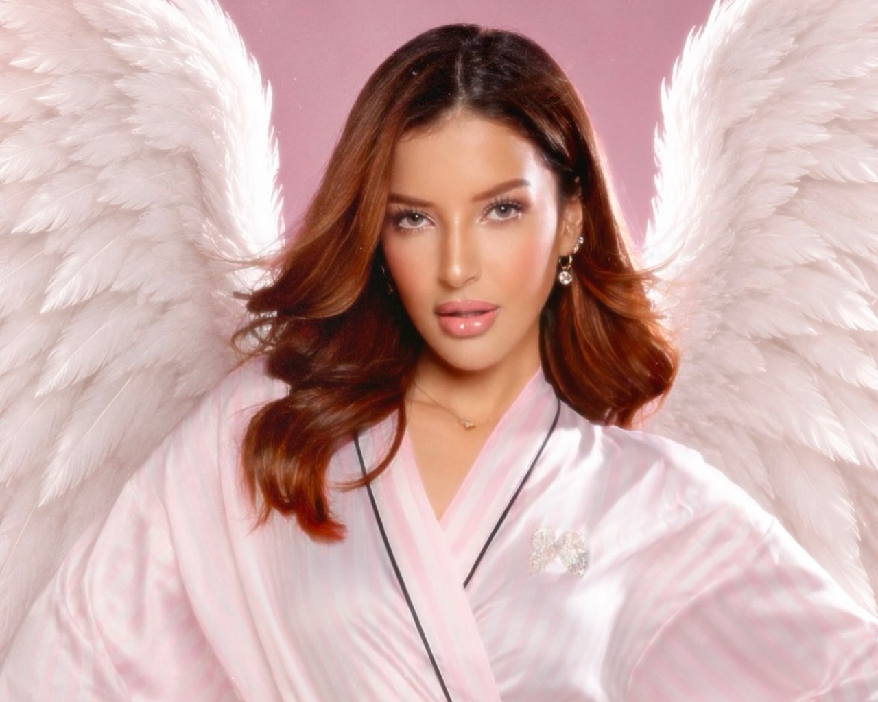 Tasya Farasya dengan Makeup ala Victoria’s Secret Angels, Perpaduan Soft Glam dan High Glam