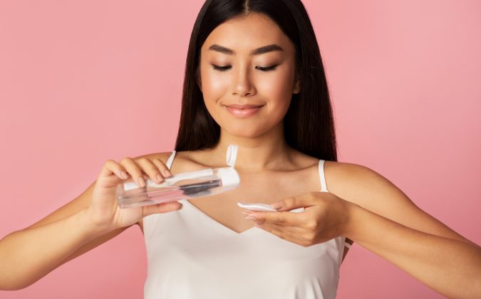 Praktis Bersihkan Makeup, Cek 5 Rekomendasi Biphase Micellar Water Ini